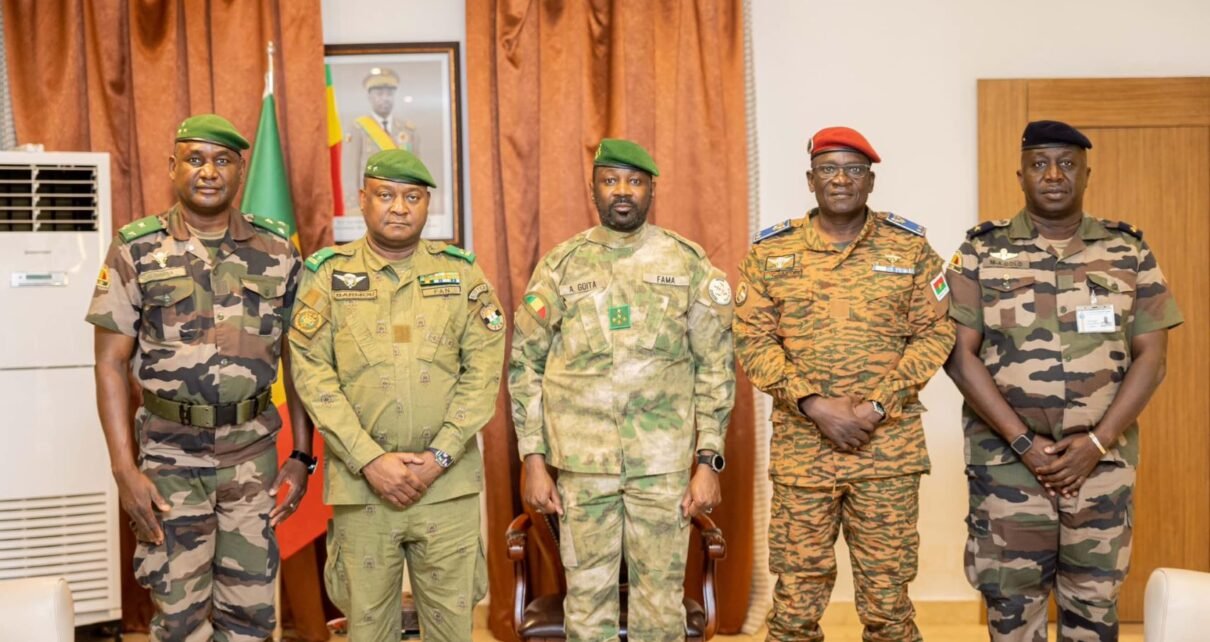 AES : Le Président Assimi Goïta réunit les Chefs d’État-Major pour la mise en œuvre du plan de sécurité
