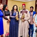 Oumou Sangaré présente ses distinctions internationales au ministre Mamou Daffé