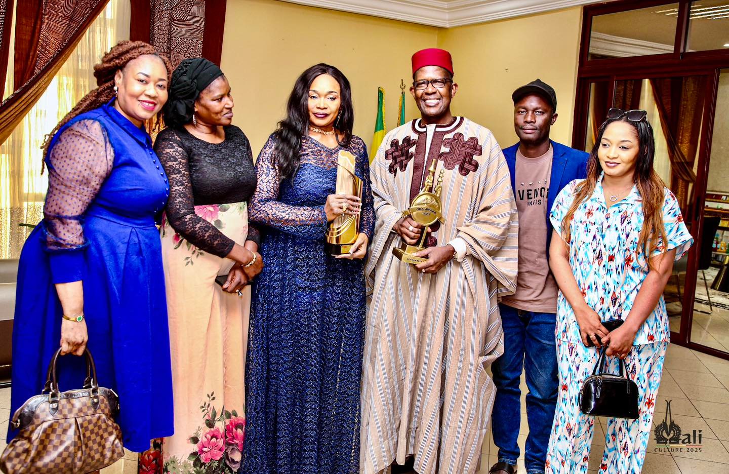 Oumou Sangaré présente ses distinctions internationales au ministre Mamou Daffé