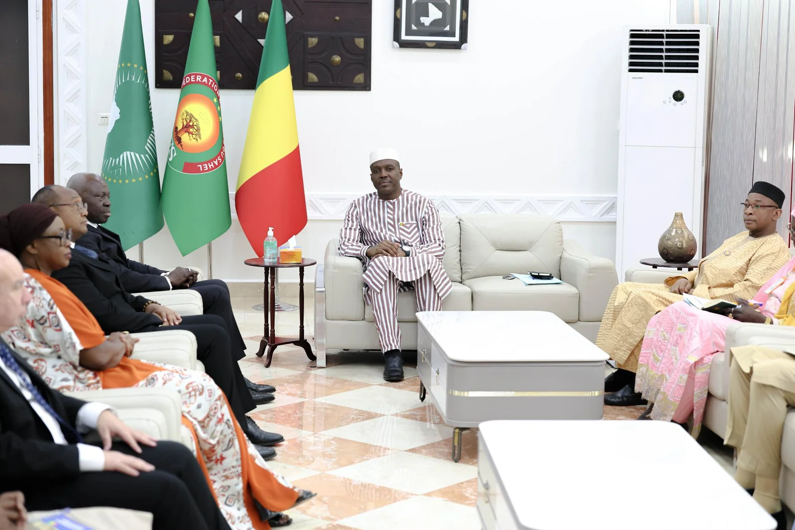 Renforcement du dialogue social : le Directeur général de l’OIT reçu par le Premier ministre malien.