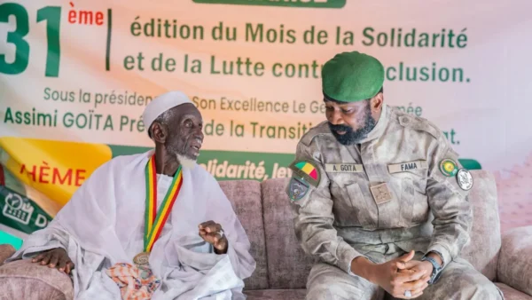 Mois de la solidarité : Assimi Goïta rend hommage au doyen d’âge du District de Bamako